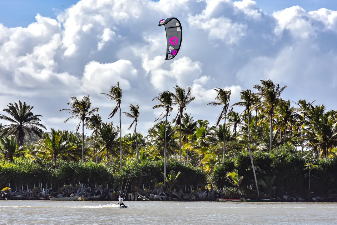 Porto Seguro é um dos destinos ideais para kitesurf entre outros esportes radicais