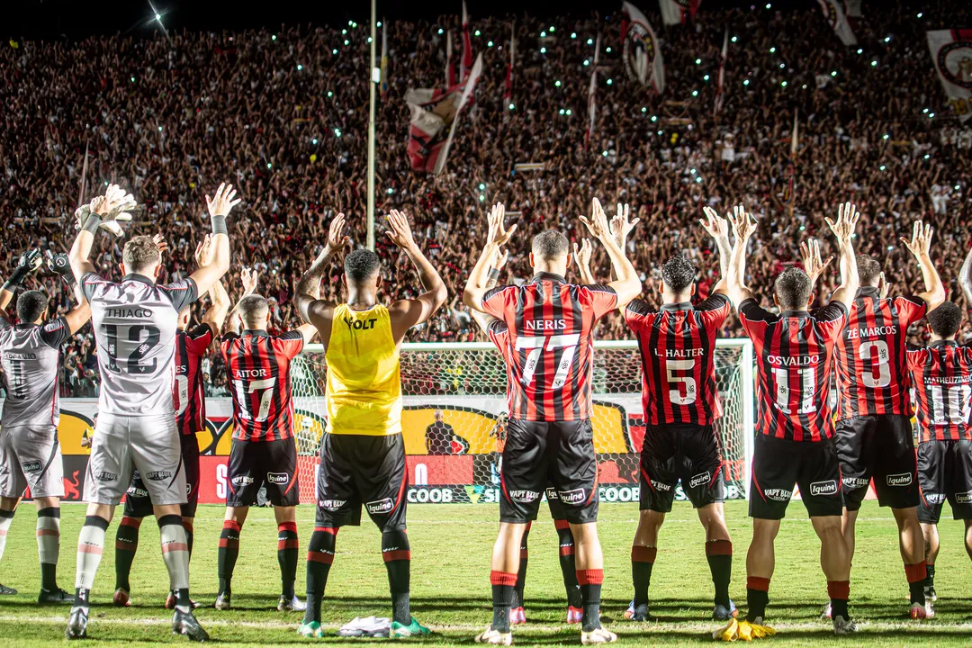 Elenco do Vitória comemora resultado positivo diante do Galo