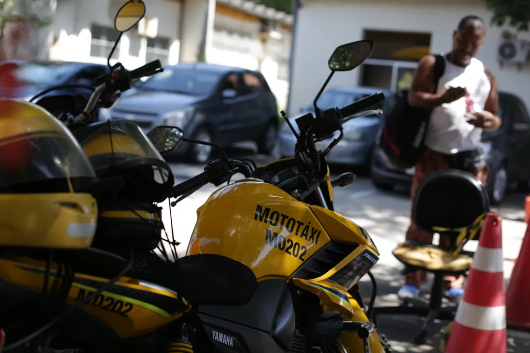 Uber e 99 sofrem multa por descumprimento de norma