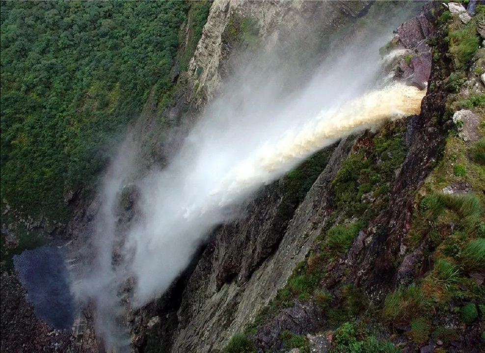 Cachoeira impressiona com paredão rochoso de quase 400 m de altura