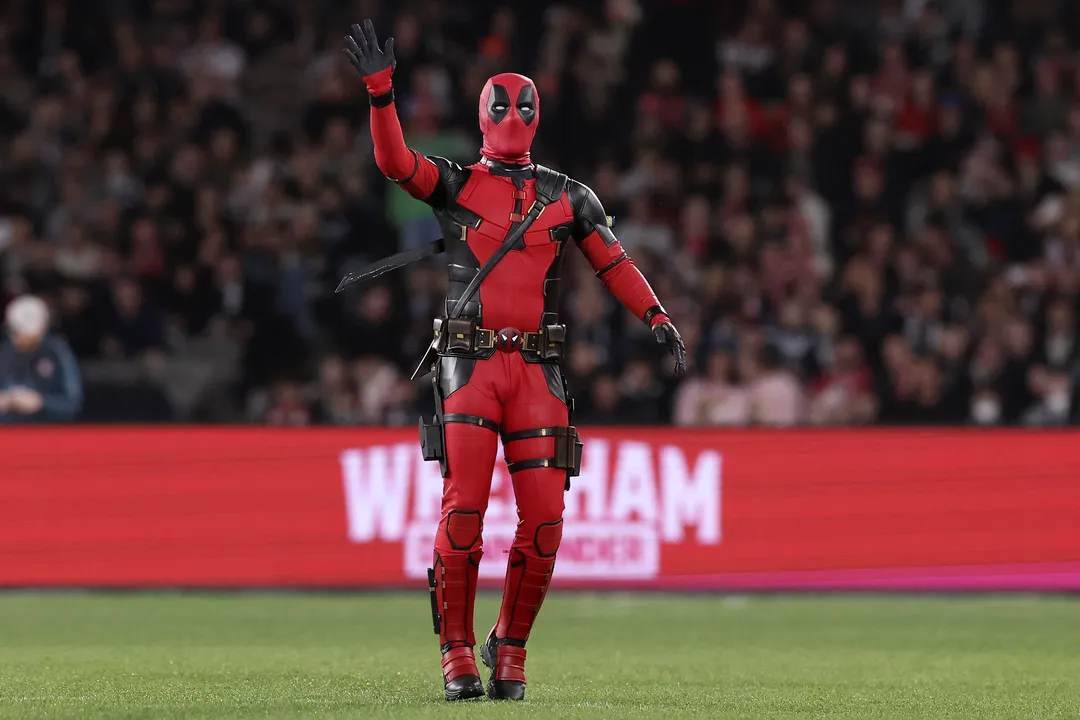 Em amistoso na Austrália, o Wrexham surpreende com a presença de Deadpool, personagem de Ryan Reynolds, que entregou a bola ao árbitro. Torcedores também foram ao estádio fantasiados.