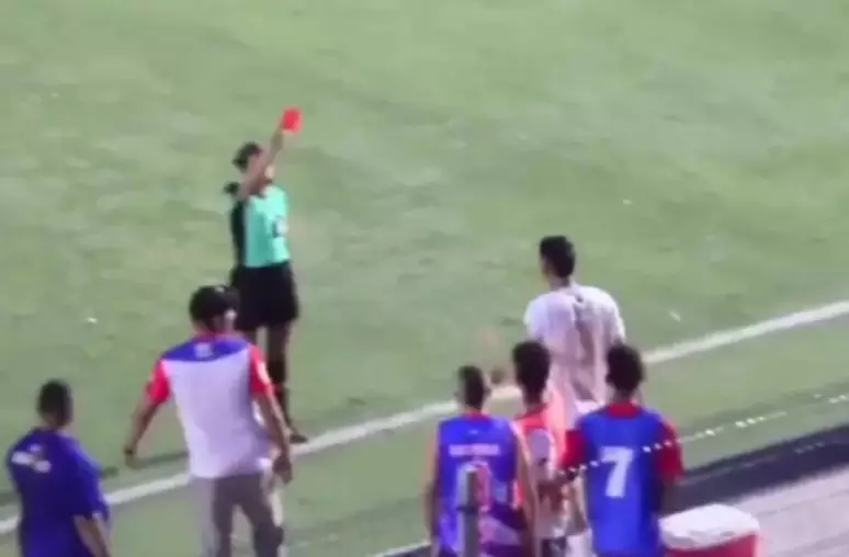 Jogador identificado como Bolívar não aceitou a expulsão e agrediu a árbitra Vanessa Ceballos