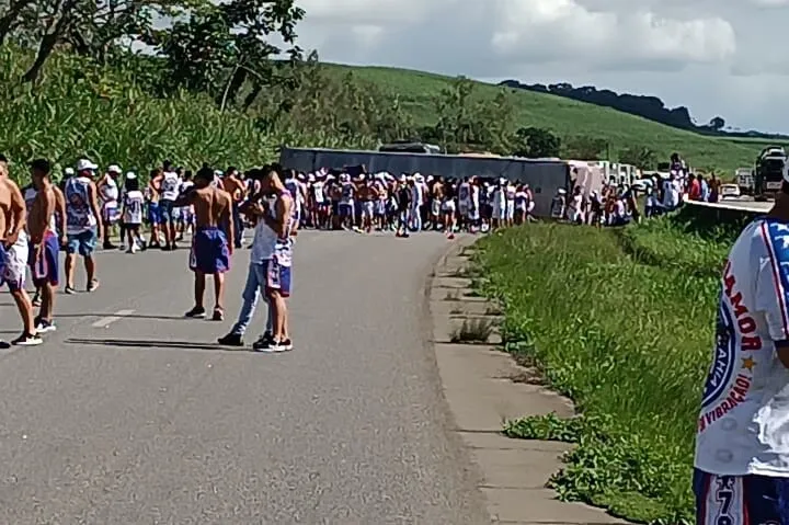 Ônibus da Bamor virado na estrada a caminho do Recife