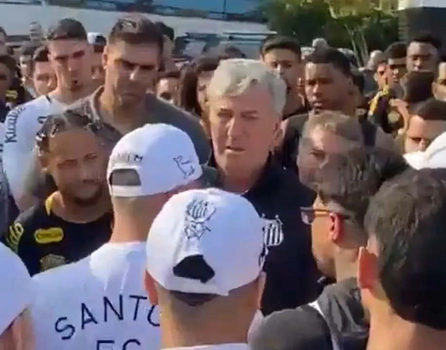 Torcida organizada ligada ao Santos cobra jogadores no CT Rei Pelé