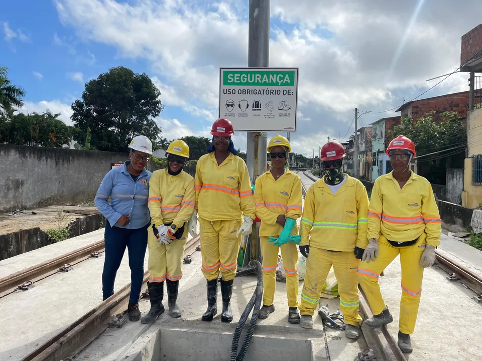 Jaqueline ( de azul) e equipe composta por mulheres