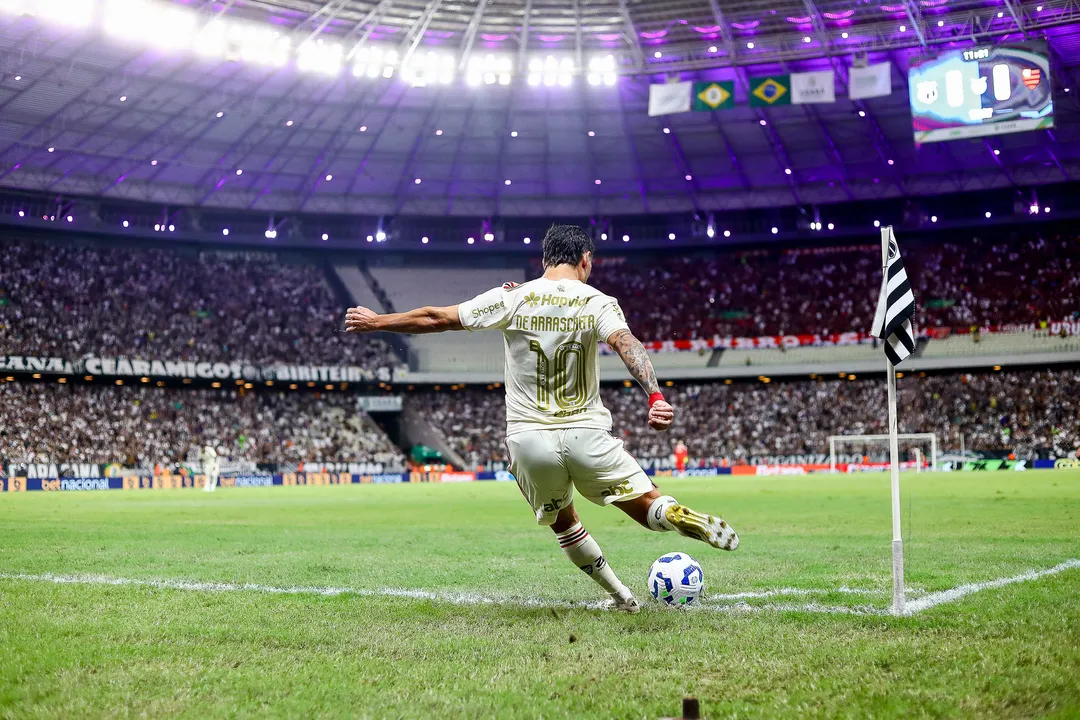Cruzeiro vence o Botafogo e empata com o Flamengo na liderança. Corinthians busca empate no fim, e São Paulo vence a 5ª seguida no Brasileirão