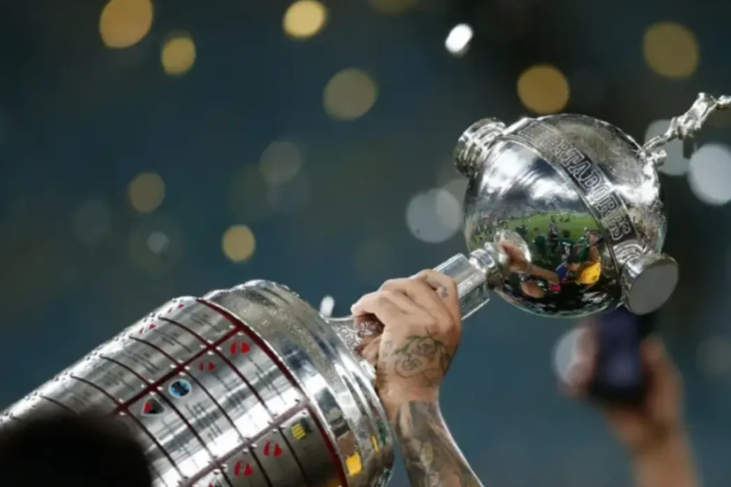 Nesta quinta-feira, Botafogo encara a LDU no Rio e Palmeiras enfrenta o Universitário no Peru pelas oitavas da Libertadores 2025. Confira horários e onde assistir.
