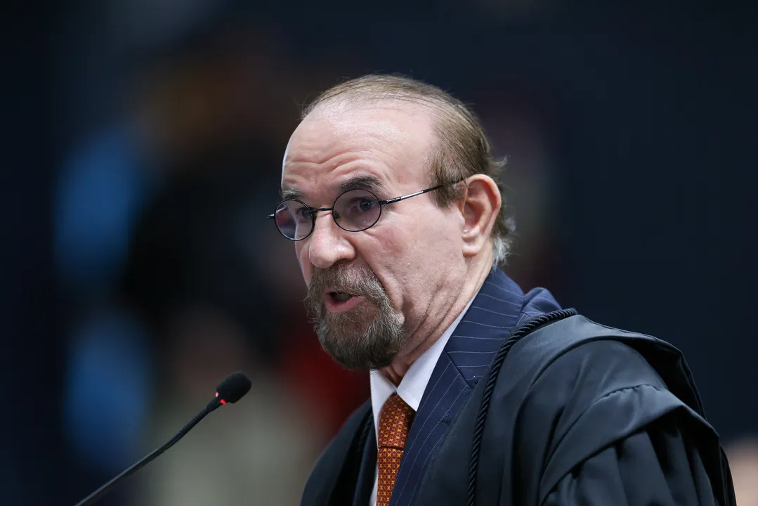 Cezar Bitencourt, advogado de Mauro Cid, protagonizou momento cômico durante julgamento.