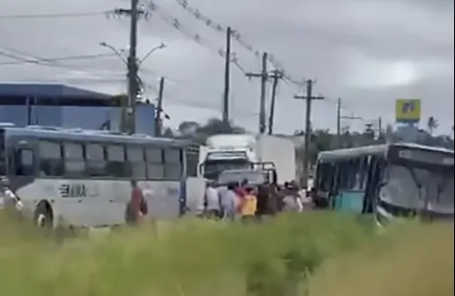 Um dos veículos chegou a subir no canteiro da pista