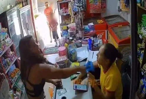 Mãe agride atendente por filho gastar R$ 10 sem saber