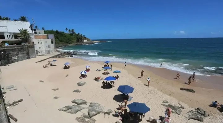 Praia onde ocorreu o afogamento em Salvador (ilustração)