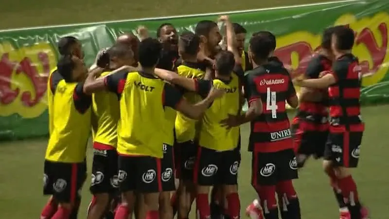 Jogadores do Vitória comemoram gol no duelo com o Mirassol em 2022