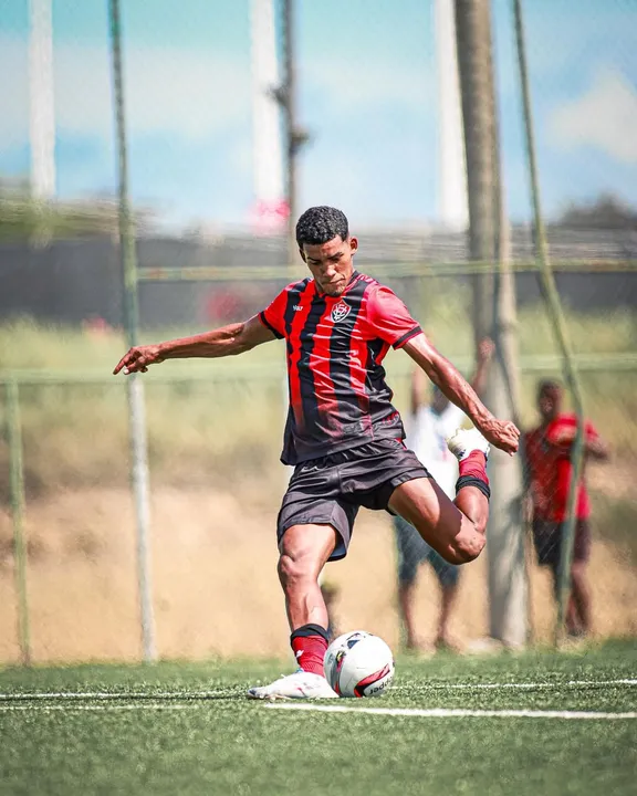 O centroavante Francisco Emanoel marcou os dois gols na estreia rubro-negra no Nordestão Sub-20