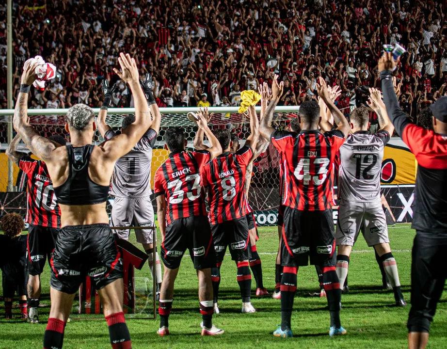 Jogadores do Vitória comemoram resultado contra o RB Bragantino