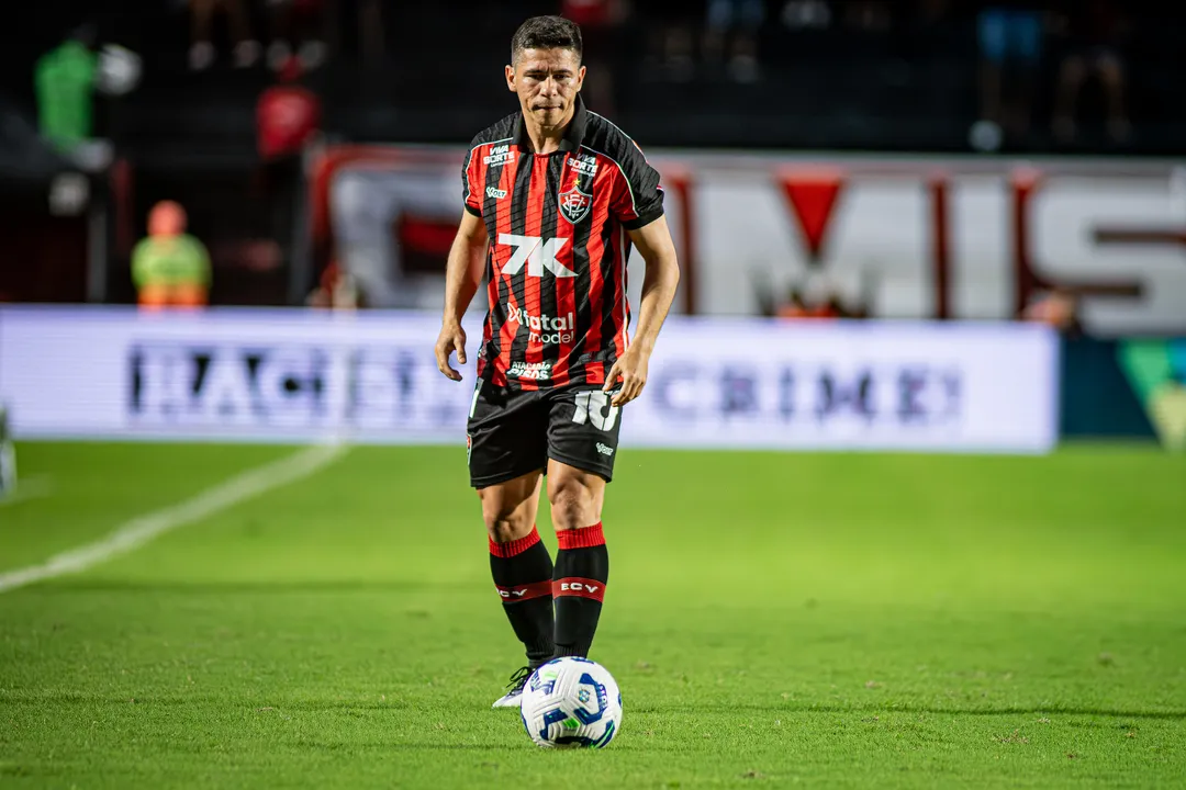 Osvaldo recebeu o terceiro cartão amarelo contra o RB Bragantino