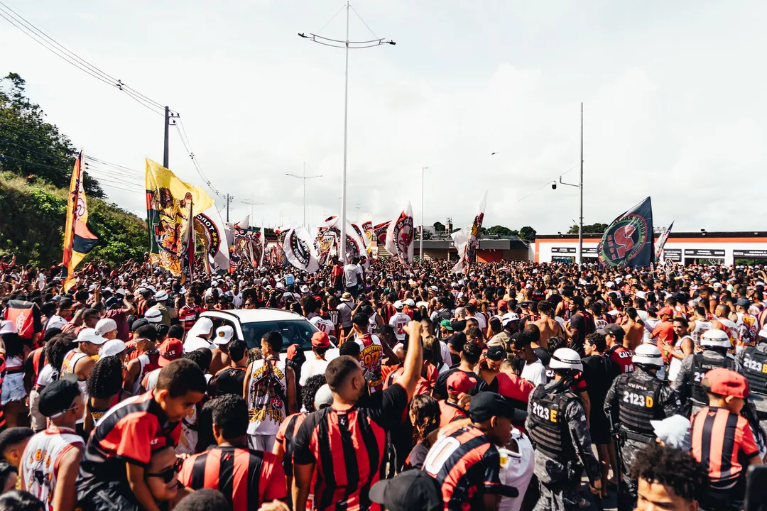 Torcida do Vitória aglomerada nos arredores do Barradão