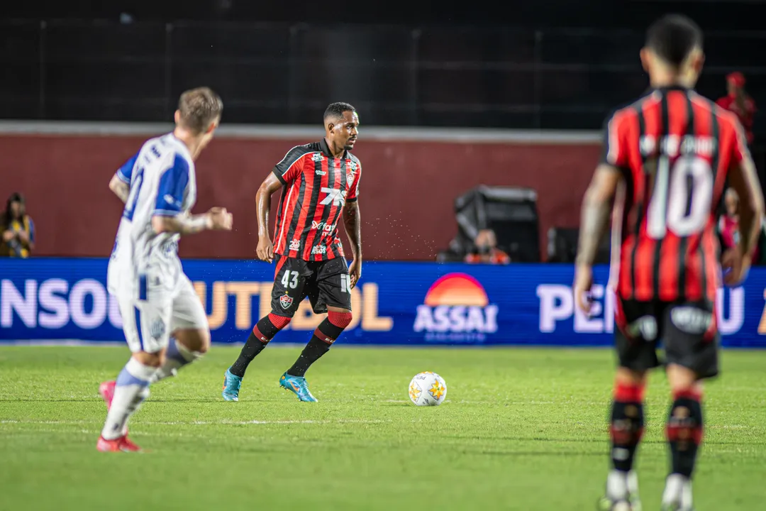Zagueiro Edu com a bola dominada