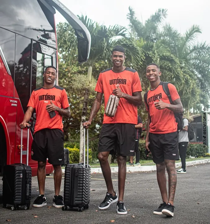 Os crias da base Wendell, Andrei e Edenilson durante embarque para o Rio de Janeiro para pegar o Flamengo