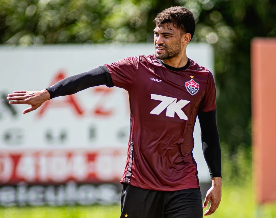 Peça importante no elenco do Vitória, volante Ronald segue no clube