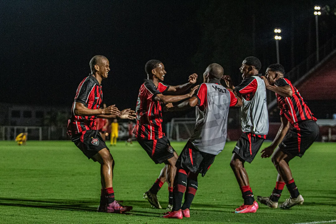 Jogadores do Vitória comemoram gol