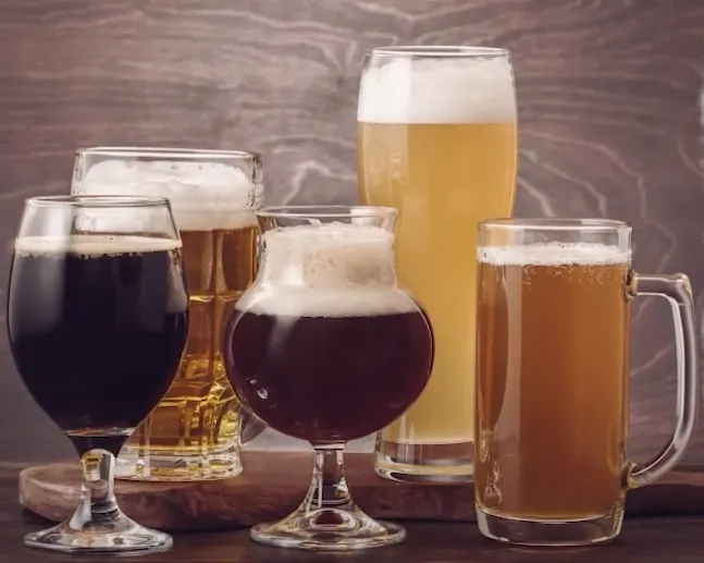Sommelier explica as diferenças de cada copo de cerveja