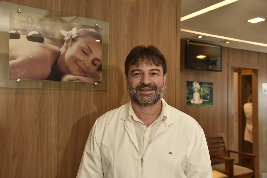 Acumputurista Walter Viterbo no consultório
