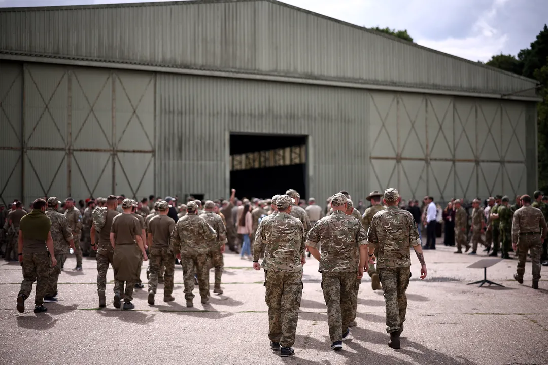 Tropas ucranianas caminham em direção a um hangar durante o Dia da Independência da Ucrânia (ilustração)
