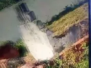 A motocicleta em que a advogada estava ficou presa debaixo do caminhão