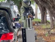 Metralhadoras, pistola e porções de drogas foram apreendidas