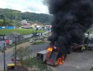 Pessoas ao mar nas proximidades da Praia de Guarapuá, no município de Cairu