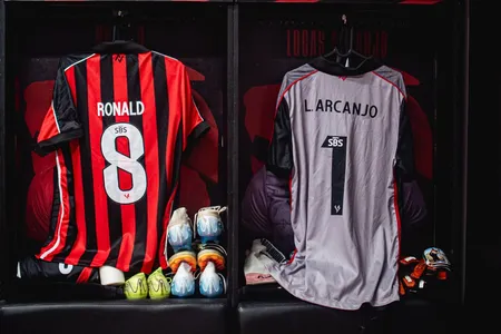 Uniformes de Ronald e Lucas Arcanjo no vestiário do Barradão