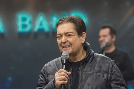 Faustão segue internado