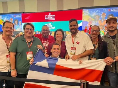Tagner (de verde) ao lado de dirigentes e representantes do PT