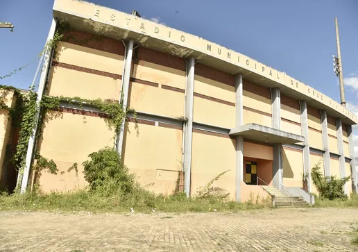 Luiz Caetano, entre a secretária Elci Freitas e a vice-prefeita Déa Santos, anuncia reabertura da Cidade do Saber
