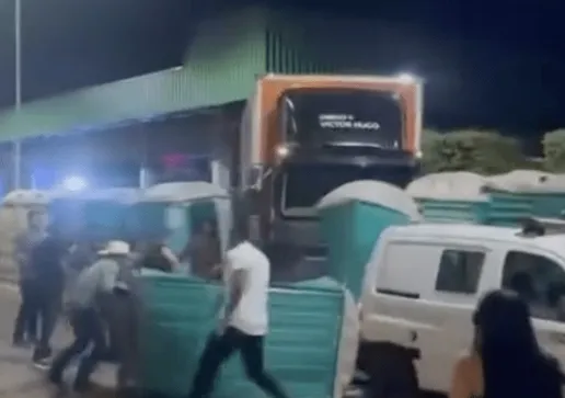 Na abertura da loja, os clientes entraram correndo e houve tumulto