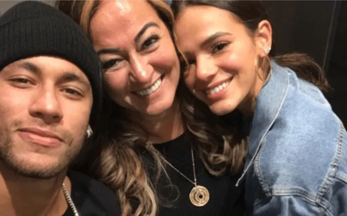 Mãe de Neymar reage a post de cantor com Bruna Marquezine