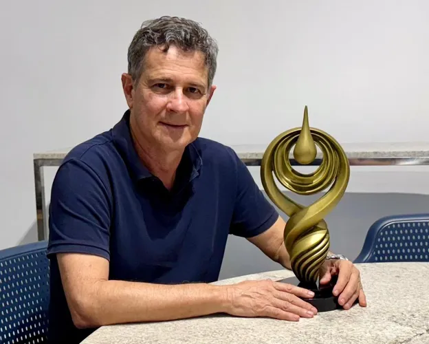 André Moreno celebra mais uma edição do prêmio com troféu assinado por ele