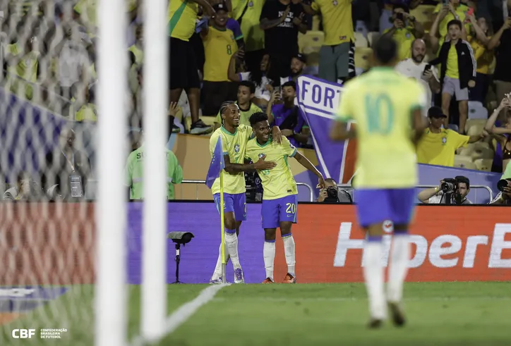 Estevão e João Pedro comemoram gol no Chile