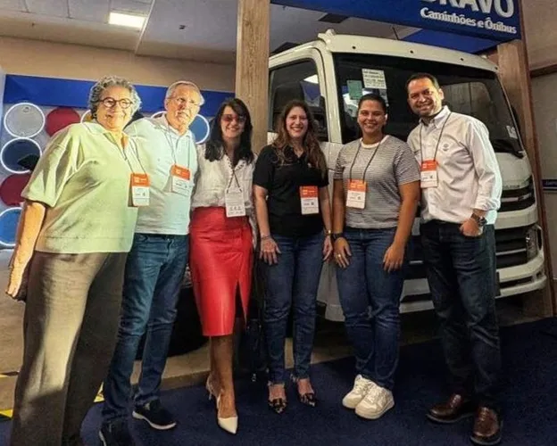Empresário Luiz Mendonça com diretores do grupo e da concessionária da Bravo