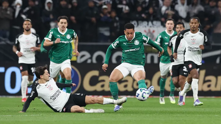 Vitor Roque, do Palmeiras, disputa bola com o jogador do Corinthians