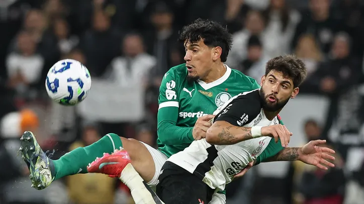 O jogador Gustavo Gómez disputa bola com Yuri Alberto