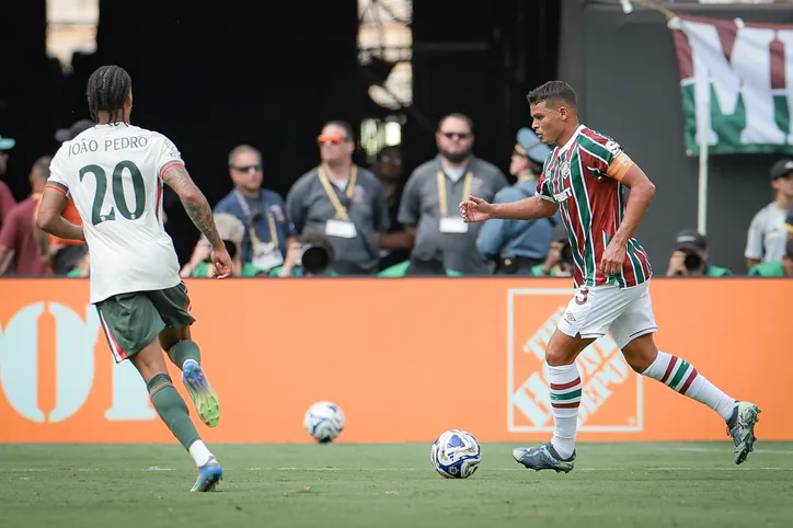 João Pedro pressiona Thiago Silva na saída de bola