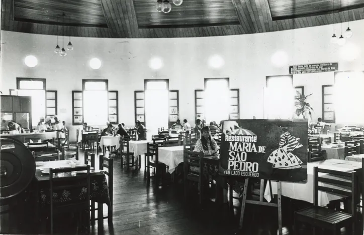 Janelões do Restaurante Maria de São Pedro dão vista para a Baía de Todos os Santos
