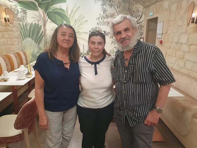 Marie Pereiras entre Dôra e Juca Amado, em Paris