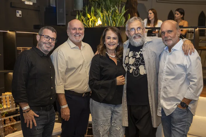 Wilton Oliveira, Ricardo Visco (aniversariante de amanhã), Magali
Santana, Paulo Borges e Everton Visco