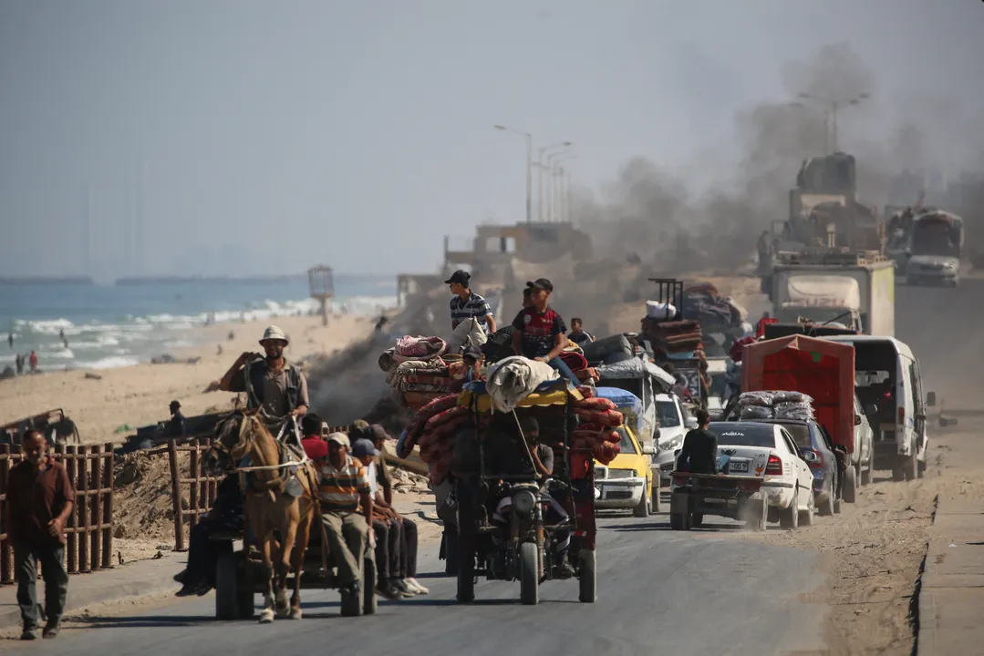 Palestinos transportam seus pertences enquanto evacuam a Cidade de Gaza