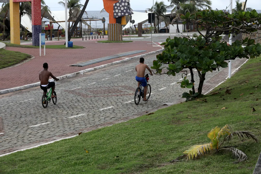Ciclistas circulam no Jardim dos Namorados