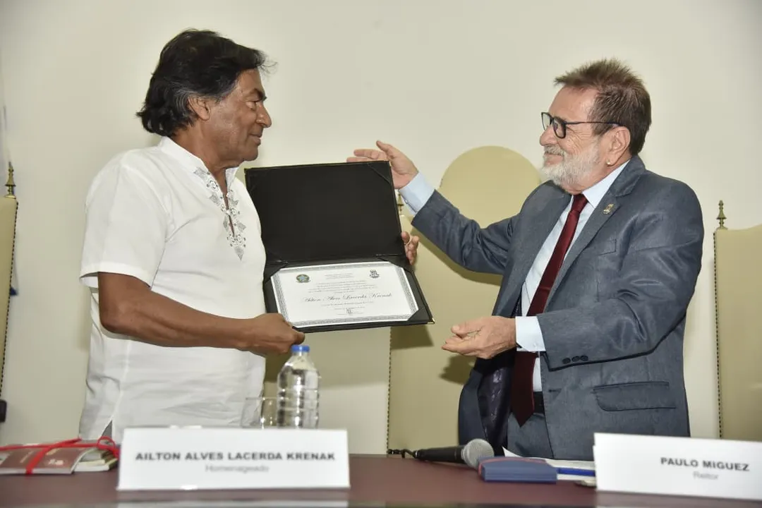Líder indígena e escritor Ailton Krenak recebendo o título de Doutor Honoris causa da UFBA