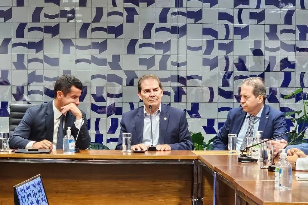 O relator do projeto de lei de redução de penas, Paulinho da Força (Solidariedade-SP), ao centro, participa de reunião com a bancada do PP e do União Brasil sobre a proposta