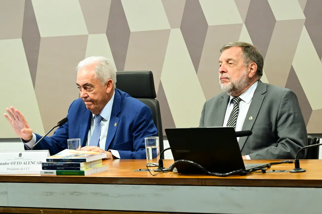 Presidente da CCJ, senador Otto Alencar (PSD-BA) e senador Flávio Arns (PSB-PR)